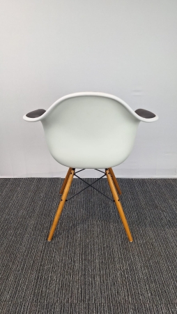 Vitra Eames DAW Plastic Chair 2e hands)