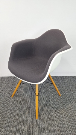 Vitra Eames DAW Plastic Chair 2e hands)