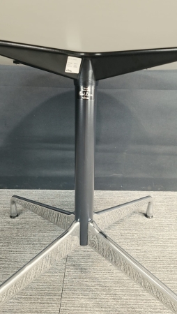 Vergadertafel Vitra Eames segmented table